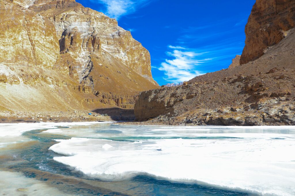 pexels-photo-6852908-6852908 A breathtaking view of the frozen Zanskar River in the Himalayan mountains under a blue sky.